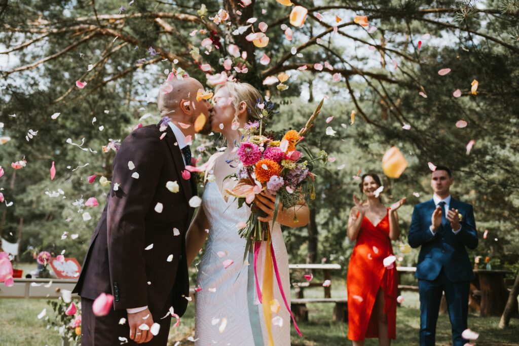 ślub w plenerze sfotografowany przez fotografa z Białegostoku 