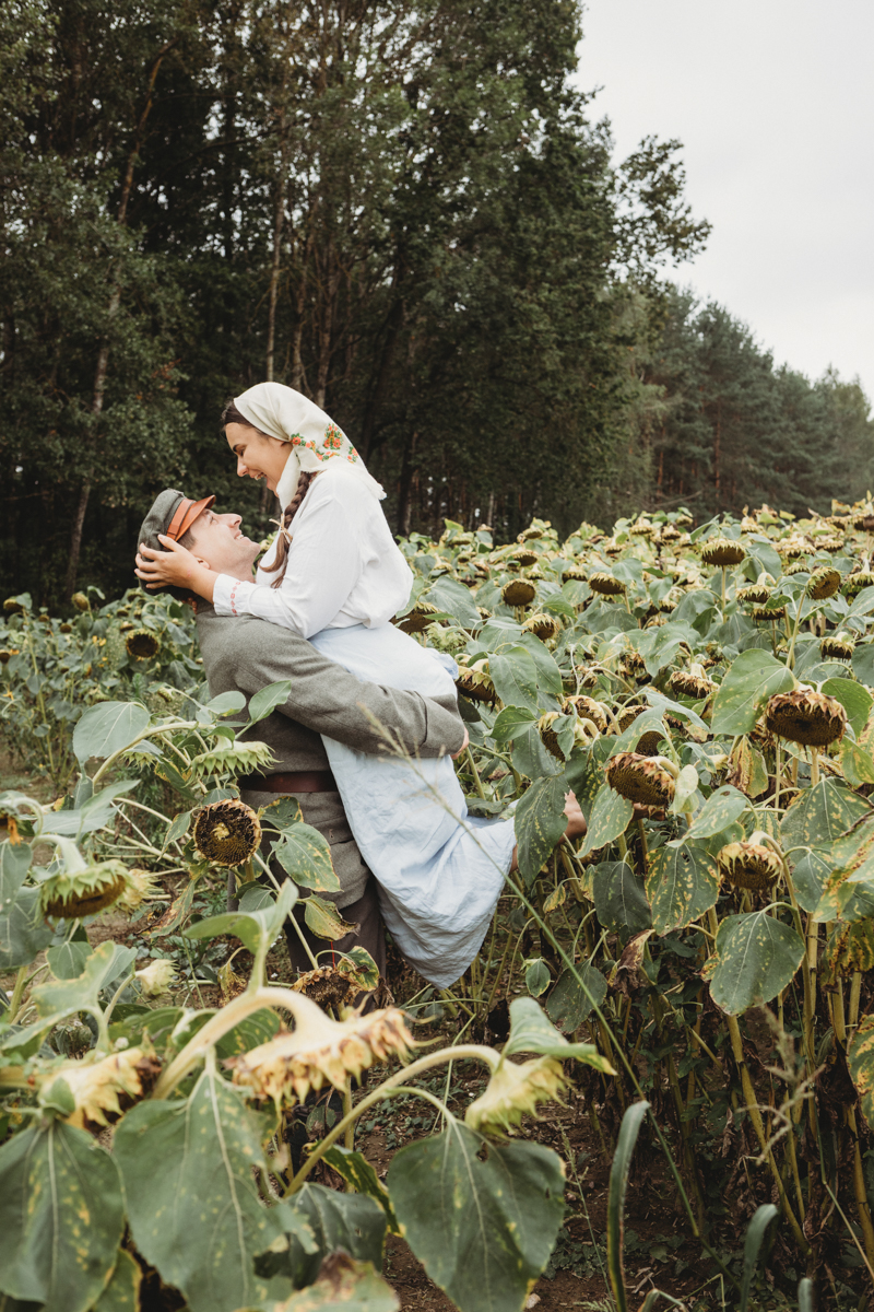 sesja narzeczeńska w polu słoneczników na Podlasiu